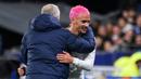 Pemain Timnas Prancis, Antoine Griezmann berpelukan dengan pelatih Didier Deschamps saat dirinya digantikan Youssouf Fofana pada laga Grup B Kualifikasi Euro 2024 melawan Timnas Belanda yang berlangsung di Stade de France, Sabtu (25/03/2023) WIB. Les Bleus menang dengan skor 4-0. (AFP/Franck Fife)