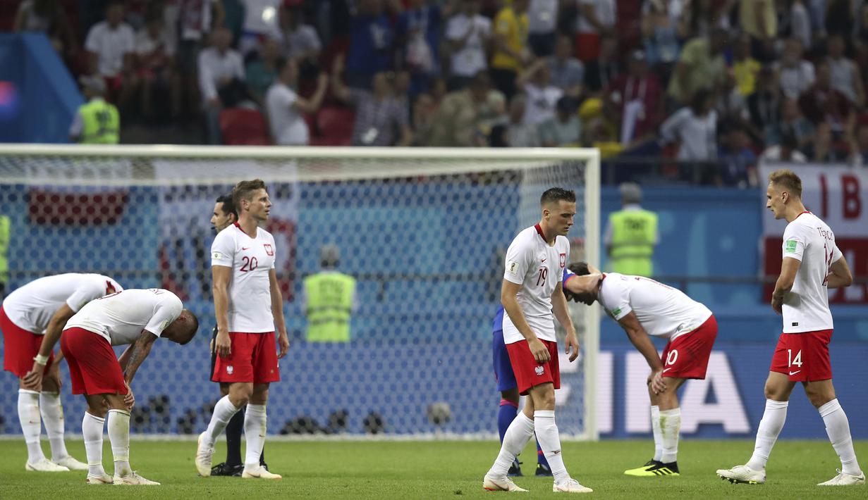 Para pemain Polandia tampak kecewa setelah dikalahkan Kolombia pada laga grup H Piala Dunia di Kazan Arena, Kazan, Minggu (24/6/2018). Kolombia menang 3-0 atas Polandia. (AP/Thanassis Stavrakis)
