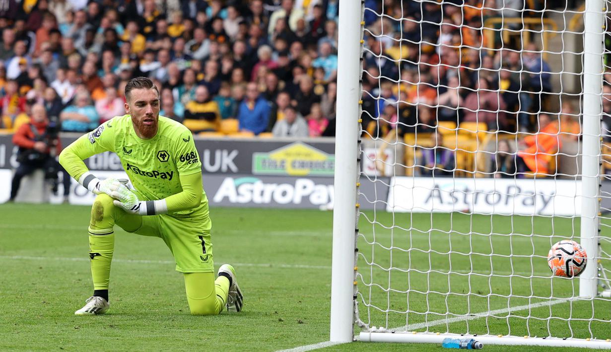 Reaksi kecewa kiper Wolverhampton Wanderers, Jose Sa setelah keboolan gol ketiga saat mengadapi Liverpool lewat gol bunuh diri rekannya, Hugo Bueno yang berusaha memblok tendangan Harvey Elliott pada laga pekan kelima Premier League 2023/2024 di Molineux Stadium, Wolverhampton, Sabtu (16/9/2023) malam WIB. (AFP/Adrian Dennis)