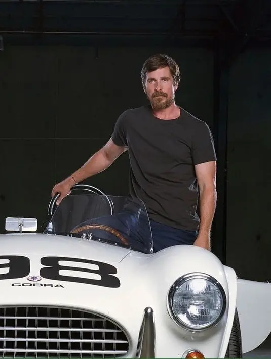 <p>Atau apakah tampilan sleek hair dengan poni samping seperti ini paling cocok untuk Christian Bale? Foto: Instagram.</p>