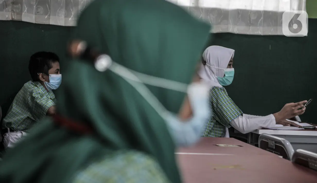 Aktivitas siswa saat kembali mengikuti pembelajaran tatap muka di SDN Pekayon Jaya VI, Bekasi, Rabu (24/3/2021). Jumlah siswa pun dibatasi hanya 15 orang tiap kelas dan wajib mengenakan masker baik murid maupun guru. (merdeka.com/Iqbal S. Nugroho)