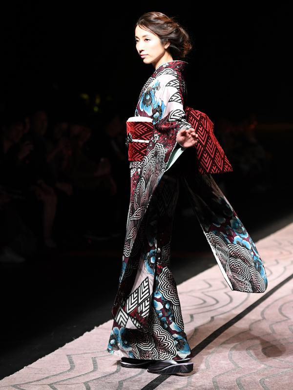 Seorang model berpose dalam balutan kimono rancangan desainer Jepang, Jotaro Saito untuk koleksi Fall Winter 2019/2020 pada Tokyo Fashion Week di Tokyo, Rabu (20/3/2019). (Photo by Toshifumi KITAMURA / AFP)