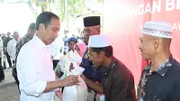 Presiden Jokowi menyerahkan bantuan pangan cadangan beras pemerintah di Gudang Bulog GDT Huta Lombang, Kabupaten Padang Lawas, Sumatra Utara, Jumat (15/3/2024). (Foto: Kris - Biro Pers Sekretariat Presiden)