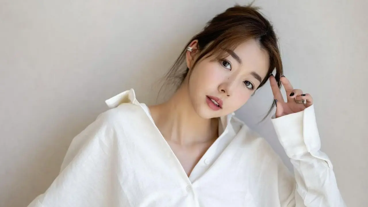 FOTO: Gaya Sunny Dahye dengan Busana Bernuansa Putih, Tampil Menawan