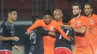 Para pemain Borneo FC (oranye) saat bertanding melawan Persija Jakarta. (instagram.com/bornefc.id)