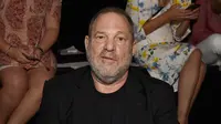 Sejak kabar skandal seks Harveys Weinstein menyebar di publik, sejumlah petinggi Weintein Company juga mengundurkan diri dan meninggalkan Tarak Ben Ammar, Lance Maerov dan Bob Weinstein di dalamnya. (AFP/Nicholas Hunt)