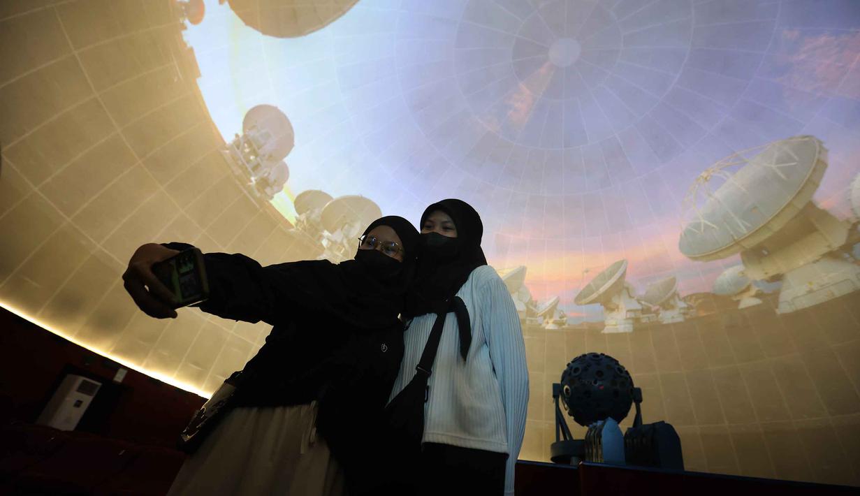 Planetarium dibangun di Taman Ismail Marzuki, Jakarta, dan resmi beroperasi pada 1 Maret 1969. Tampak dalam foto, pengunjung menikmati wahana Planetarium di Taman Ismail Marzuki, Jakarta, Kamis (25/12/2025). (Kapanlagi.com/Budy Santoso)