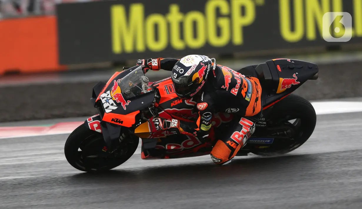 Pembalap MotoGP dari tim Red Bull KTM Factory Racing, Miguel Oliveira saat memacu motornya di lintasan Pertamina Mandalika International Street Sirkuit, Nusa Tenggara Barat, Minggu (20/3/2022). Miguel Oliveira menempati podium utama ajang MotoGP Mandalika. (Liputan6.com/Helmi Fithriansyah)