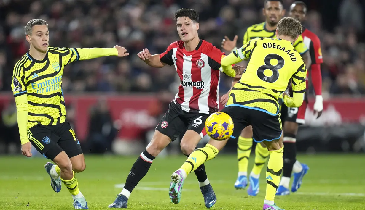 Arsenal unggul satu poin atas Manchester City, yang sebelumnya ditahan Liverpool 1-1. Brentford tetap di papan tengah dengan 16 poin (M4 S4 K5). (AP Photo/Kirsty Wigglesworth)