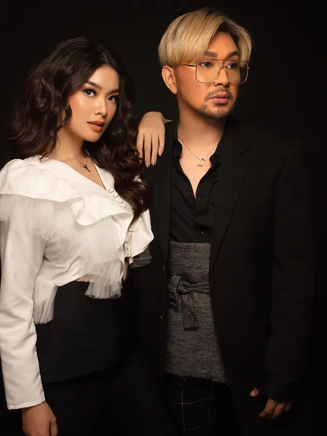 Carla Yules dan Caren Delano mengenakan perhiasan terbaru Apha Bold (https://www.instagram.com/p/CGEOHDds0t0/)