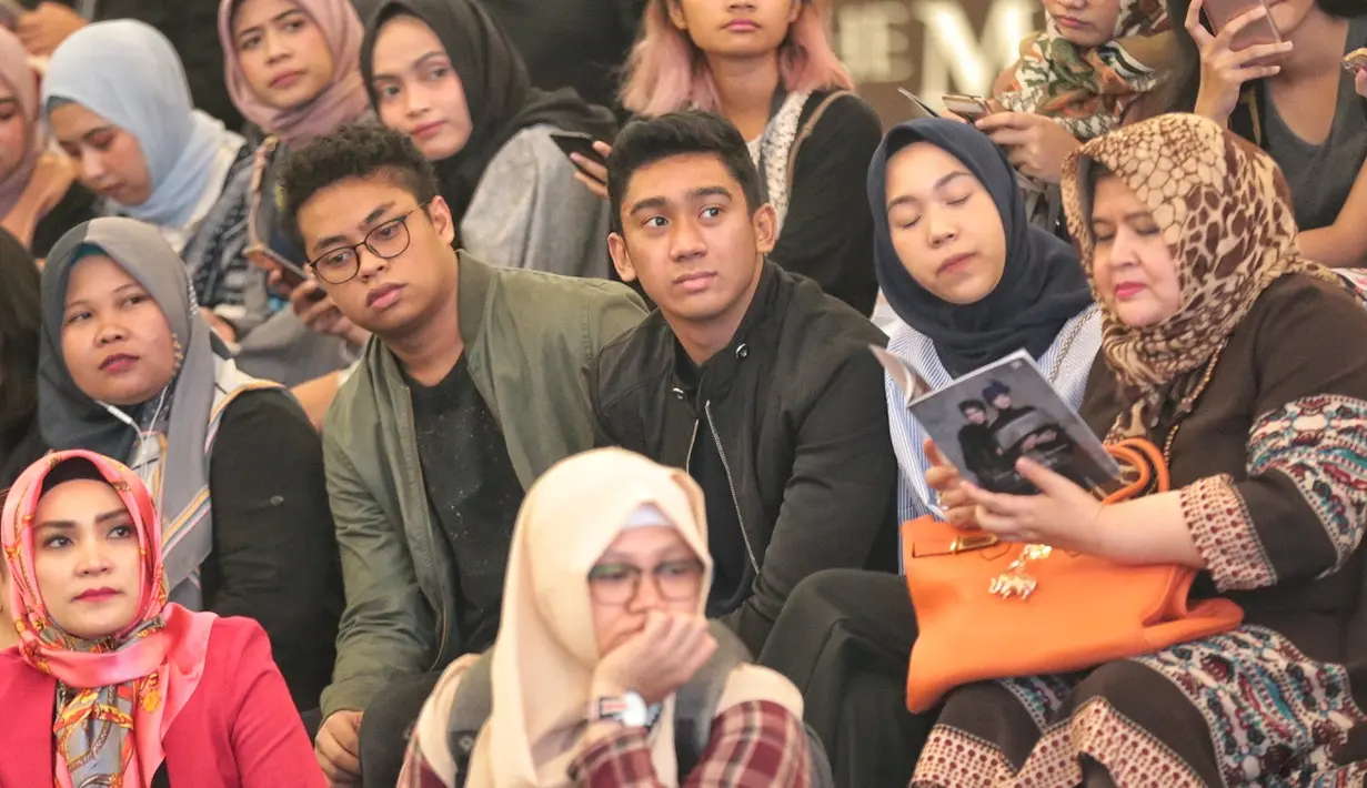 Daffa hanya mengumbar senyum ketika awak media yang menanyakan kedekatannya dengan pemeran Keira dalam film Ayat Ayat Cinta 2 itu. Ia tetap mengumbar senyum menuju lift. (Adrian Putra/Bintang.com)