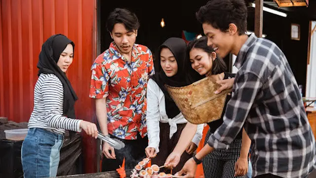 Ilustrasi remaja sedang barbeque-an bareng teman