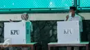 Cawagub DKI Sandiaga Uno bersama istri menunjukkan surat surat usai mencoblos pada Pilkada DKI 2017 di TPS 01 Kelurahan Selong, Kebayoran Baru, Jakarta Selatan, Rabu (15/2). Sandi datang ke TPS dengan ditemani keluarganya. (Liputan6.com/Gempur M Surya)
