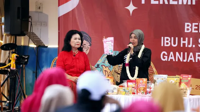 Istri calon presiden Ganjar Pranowo, Siti Atikoh Supriyanti, melakukan dialog bersama pelaku usaha mikro, kecil, dan menengah (UMKM) di Sand Beach Cafe & Resto, Kabupaten Tegal, Jawa Tengah, Jumat (29/12/2023). (Liputan6.com/Delvira Hutabarat)