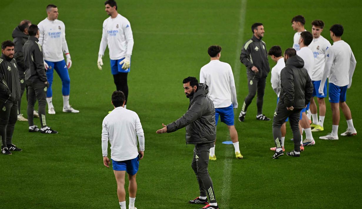 Kehadiran Kylian Mbappe dan Jude Bellingham diharap menjadi amunisi penting bagi pelatih Alvaro Arbeloa. Tampak dalam foto, pelatih kepala Real Madrid asal Spanyol, Alvaro Arbeloa (tengah kanan) memimpin sesi latihan di Etihad Stadium, Manchester, barat laut Inggris, pada 16 Maret 2026. (Paul ELLIS/AFP)