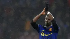 Pemain Manchester United Paul Pogba memberikan tepuk tangan kepada para penggemar usai melawan Burnley pada pertandingan sepak bola Liga Inggris di Turf Moor, Burnley, Inggris, 8 Februari 2022. Pertandingan berakhir imbang 1-1. (AP Photo/Jon Super)