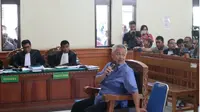 Pengusaha nasional Tomy Winata menyambangi Pengadilan Negeri (PN) Denpasar. (Liputan6.com/ Dewi Divianta)