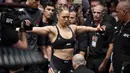 Ronda Rousey, bersiap untuk bertarung pada laga perebutan gelar juara kelas bantam UFC Women di Stadion Etihad, Melbourne, Minggu (15/11/2015). (AFP Photo/Paul Crock)