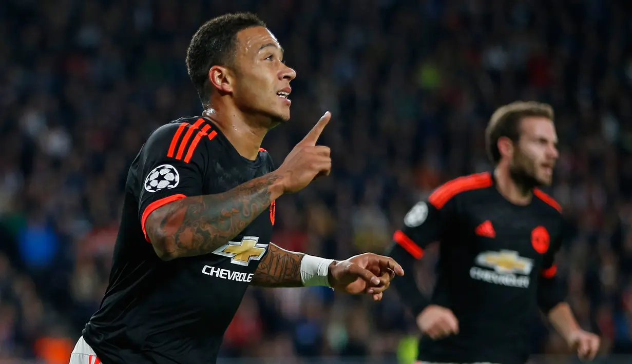Penyerang MU, Memphis Depay melakukan selebrasi usai mencetak gol ke gawang PSV pada laga penyisihan grup B Liga Champions di Stadion Philips, Belanda (16/9/2015). PSV menang atas MU dengan skor 2-1. (Reuters/Andrew Couldridge)