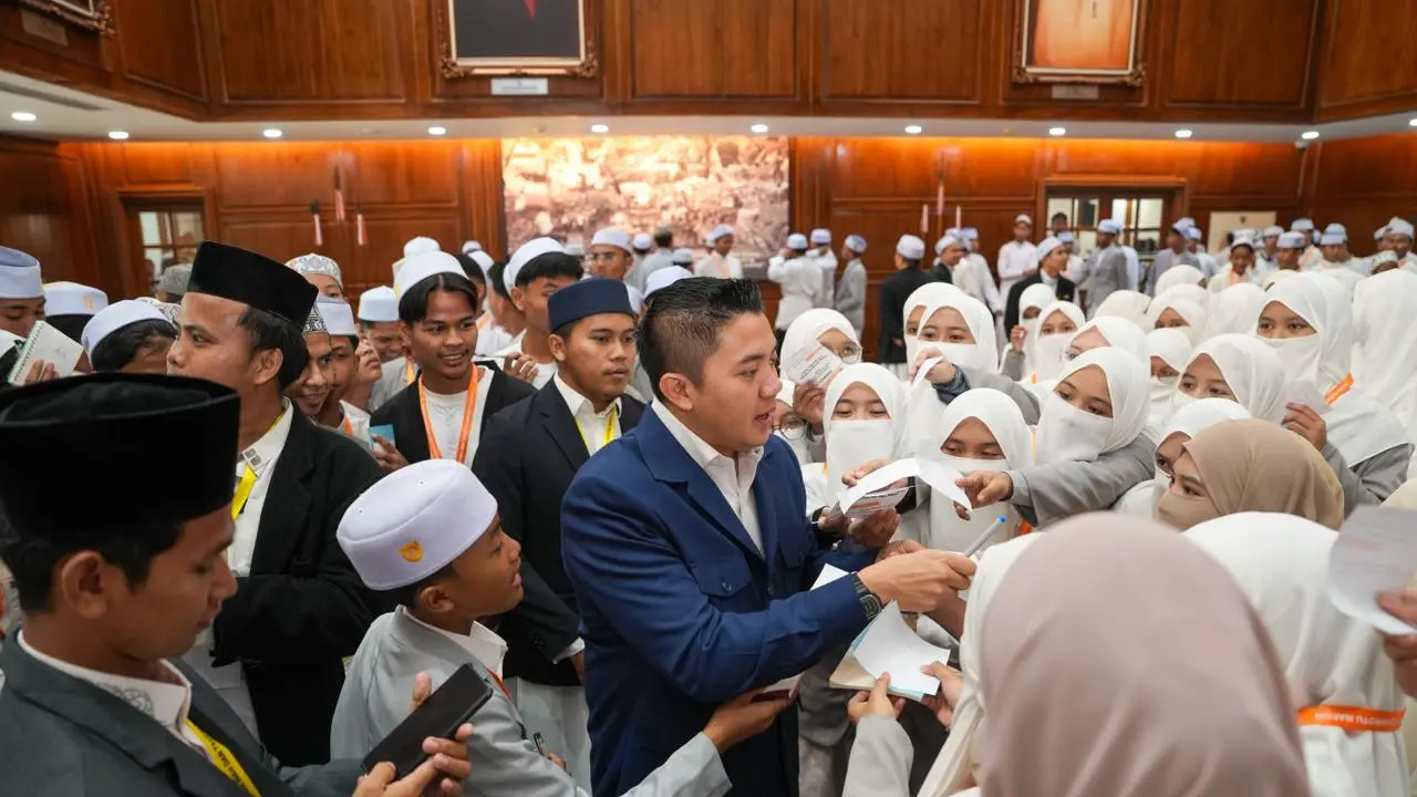 Sekretaris Kabinet (Seskab) Teddy Indra Wijaya menyambut 300 santri yang datang ke Istana Kepresidenan Jakarta, Kamis (25/6/2026).