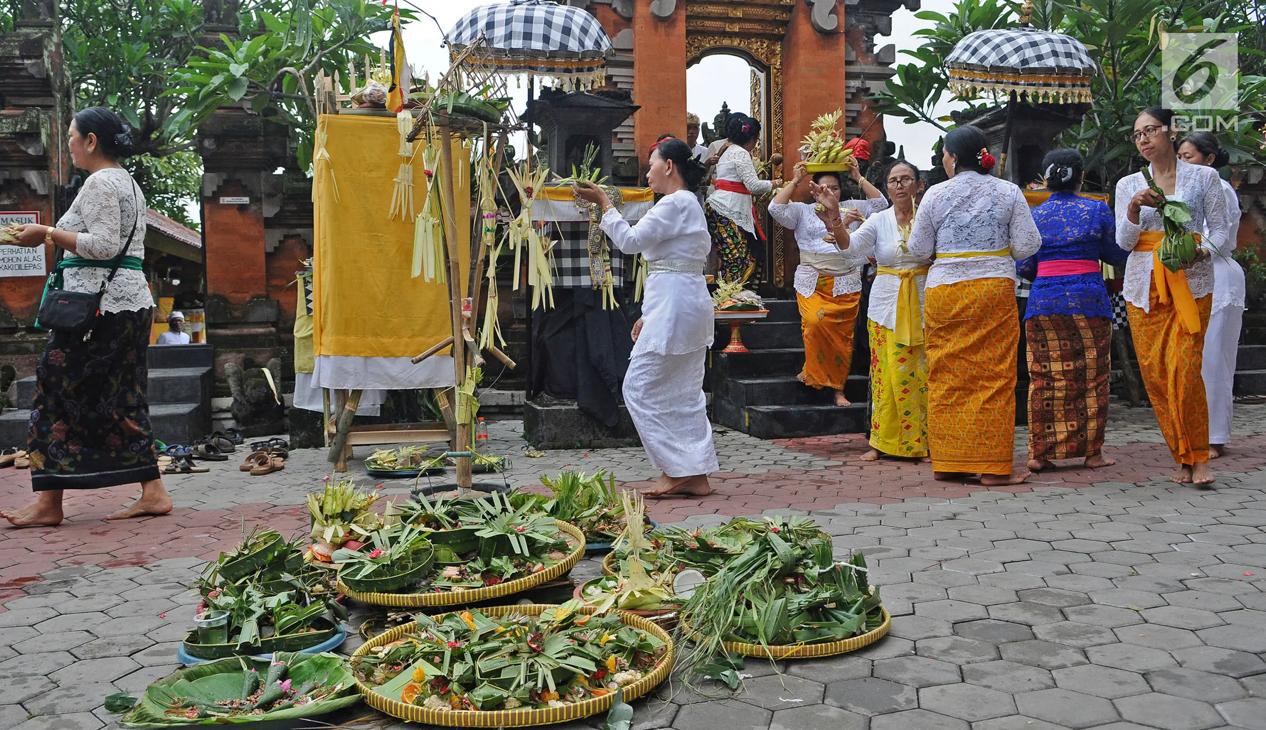 FOTO: Suasana Prosesi Upacara Mecaru Jelang Perayaan Hari Nyepi - Foto ...