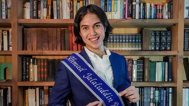 Potret El Rumi merayakan kelulusan dari University of Westminster, Inggris (https://www.instagram.com/p/CSY9bp1BBs7/)
