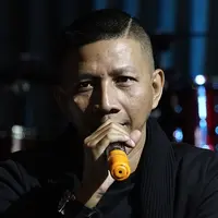 Grup band Ungu saat ini memang sedang menepi terlebih dahulu lantaran sang vokalis, Pasha terjun ke dunia politik. Walaupun demikian, Ungu masih tetap mempunyai jadwal manggung meski tidak sepadat dulu. (Bambang E. Ros/Bintang.com)