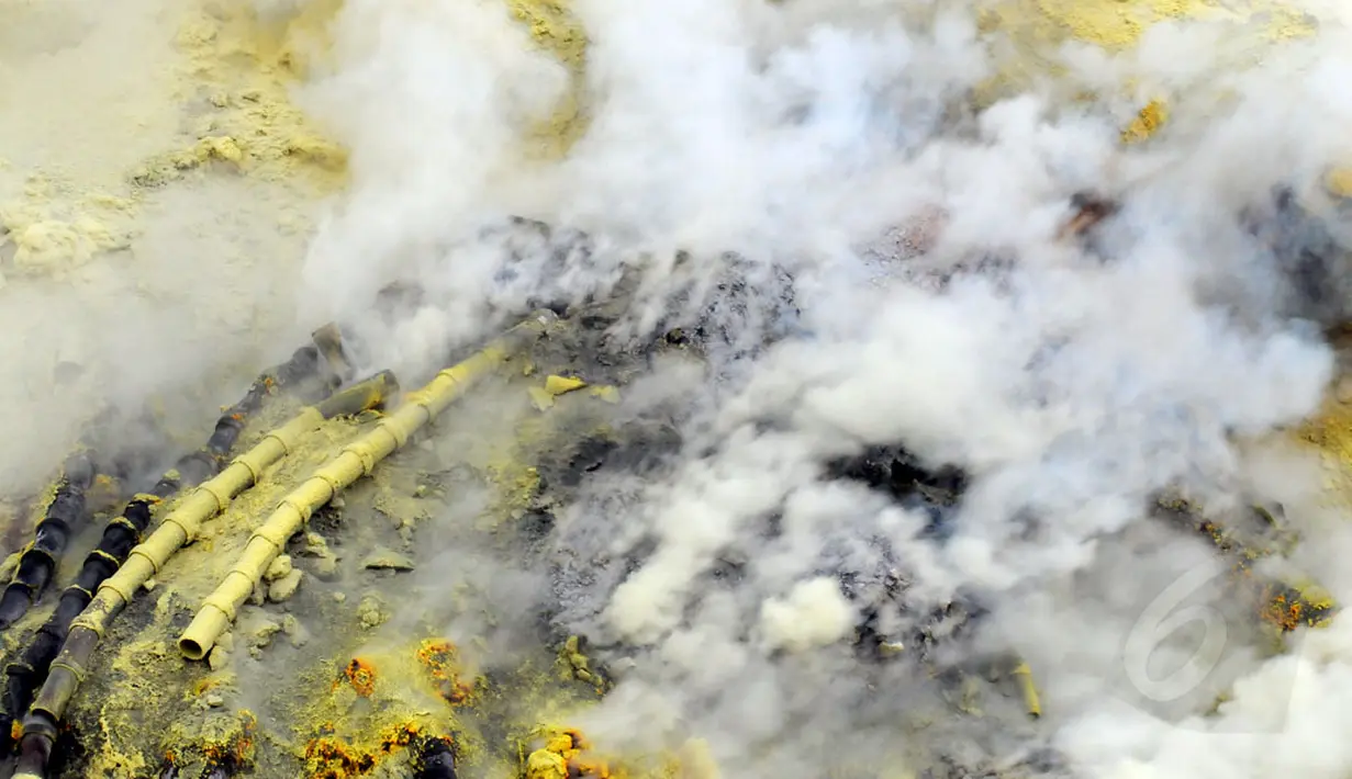 Kepulan asap dari salah satu areal penambangan sulfur/belerang yang ada di kawah Gunung Ijen, Jawa Timur, (20/10/2014). (Liputan6.com/Helmi Fithriansyah)