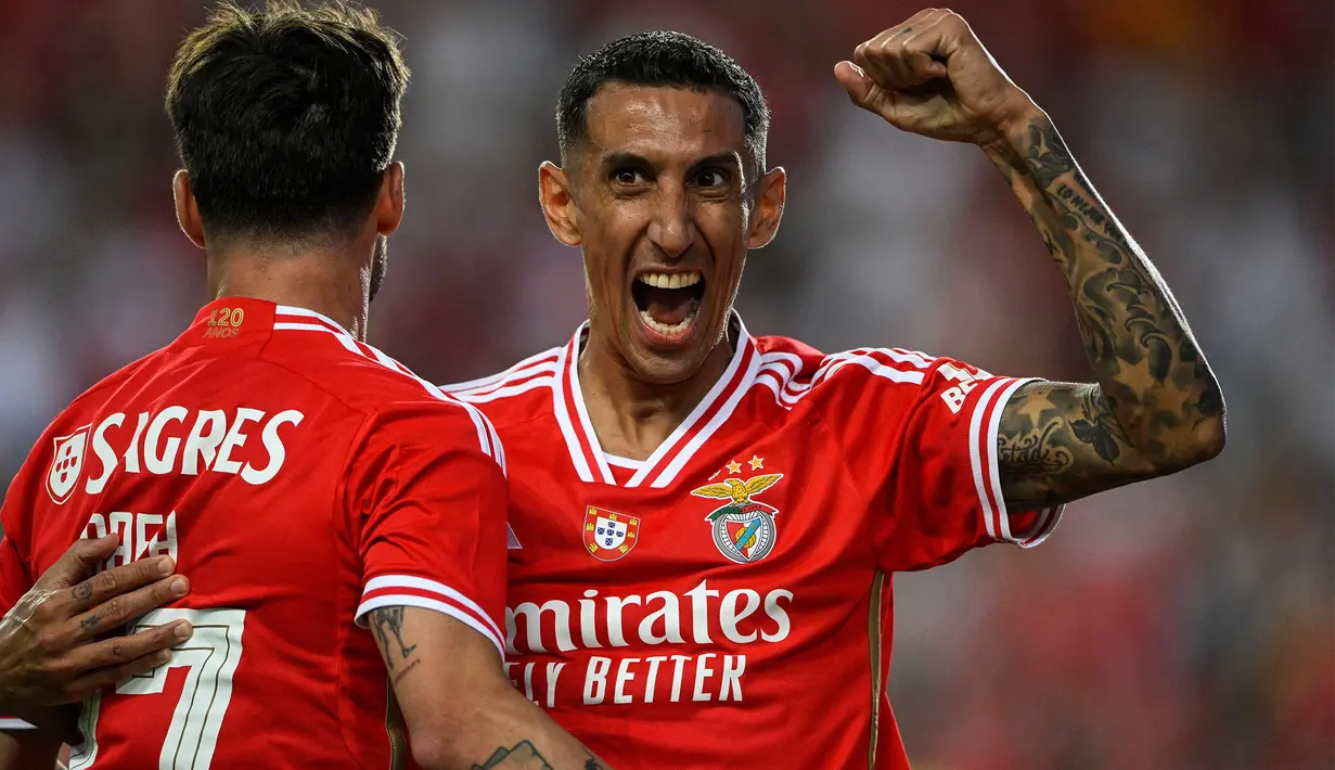 Selebrasi pemain Benfica, Angel di Maria (kanan), setelah berhasil menjebol gawang Al Nassr dalam pertandingan pramusim yang berlangsung di Estadio Algarve, Portugal, Jumat (21/7/2023) WIB. Angel di Maria yang merupakan pemain anyar Benfica musim ini mencetak satu gol pada menit ke-22. (AFP/Patricia De Melo Moreira)
