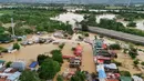 Menurut ahli meteorologi pemerintah Filipina, Topan Fung-wong diperkirakan membawa setidaknya 200 milimeter (delapan inci) hujan ke sejumlah wilayah di negara itu. Tampak foto udara menunjukkan pemandangan rumah-rumah yang terendam banjir di Kota Tuguegarao, Provinsi Cagayan, di utara Manila pada 10 November 2025, setelah sungai meluap akibat hujan deras yang disebabkan oleh Topan Super Fung-wong. (John DIMAIN/AFP)