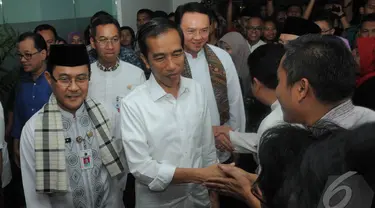 Di hari terakhirnya, Jokowi menyempatkan diri berpamitan pada PNS DKI yang berkantor di Balaikota, Jakarta, (17/10/14). (Liputan6.com/Herman Zakharia)