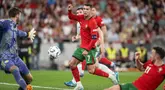 Penyerang Portugal, Cristiano Ronaldo (tengah) saat mencetak gol saat pertandingan UEFA Nations League 2024-2025 melawan Skotlandia di stadion Luz, Lisbon, 8 September 2024 atau Senin (9/9/2024) dini hari. (Patricia DE MELO MOREIRA/AFP)