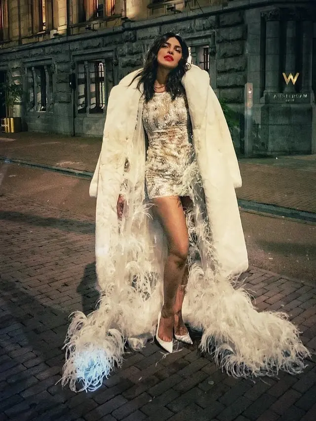 Tampilan Priyanka Chopra dengan gaun bulu putih bak putri salju di pesta lajangnya