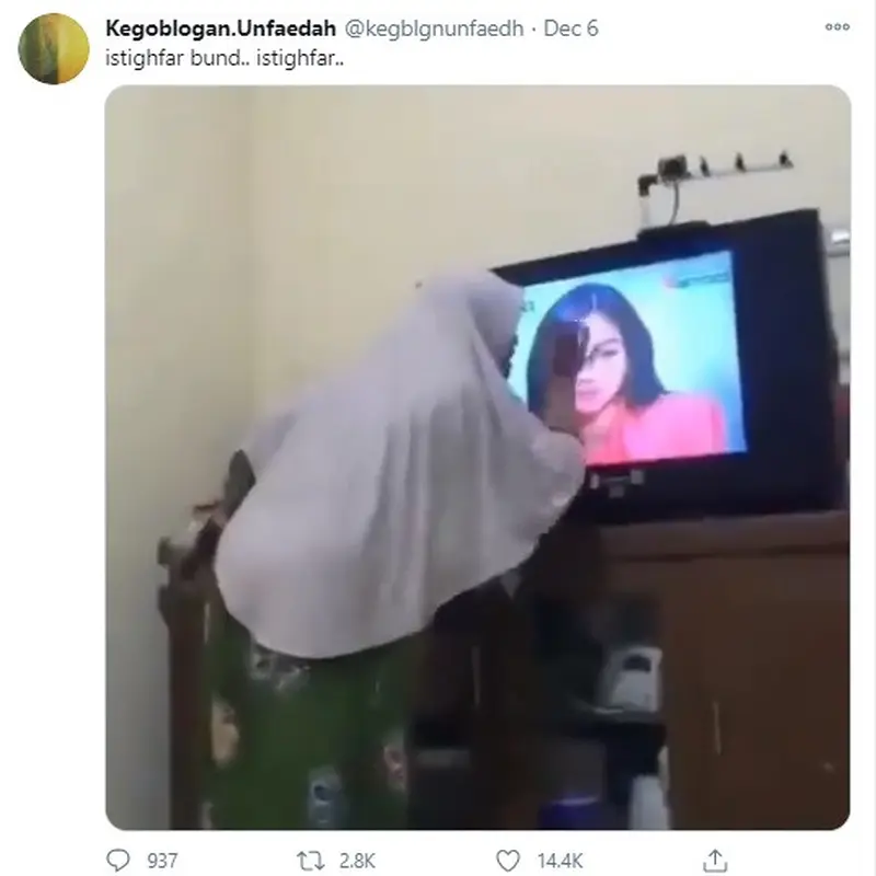 emak-emak emosi saat nonton sinetron