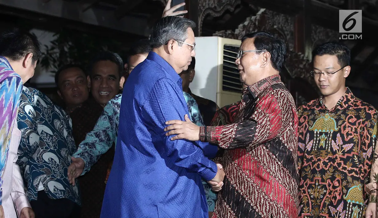 Presiden RI ke 6 Susilo Bambang Yudhoyono berjabat tangan menyambut kedatangan Ketua Umum Gerinda, Prabowo Subianto di kediaman SBY di Cikeas, Bogor pada 27 Juli 2017. (Liputan6.com/Herman Zakharia)