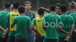 Pelatih Timnas Indonesia, Luis Milla, memberikan pengarahan saat memimpin seleksi Timnas Indonesia U-22 di Lapangan SPH Karawaci, Banten, Rabu (8/3/2017). (Bola.com/Vitalis Yogi Trisna)