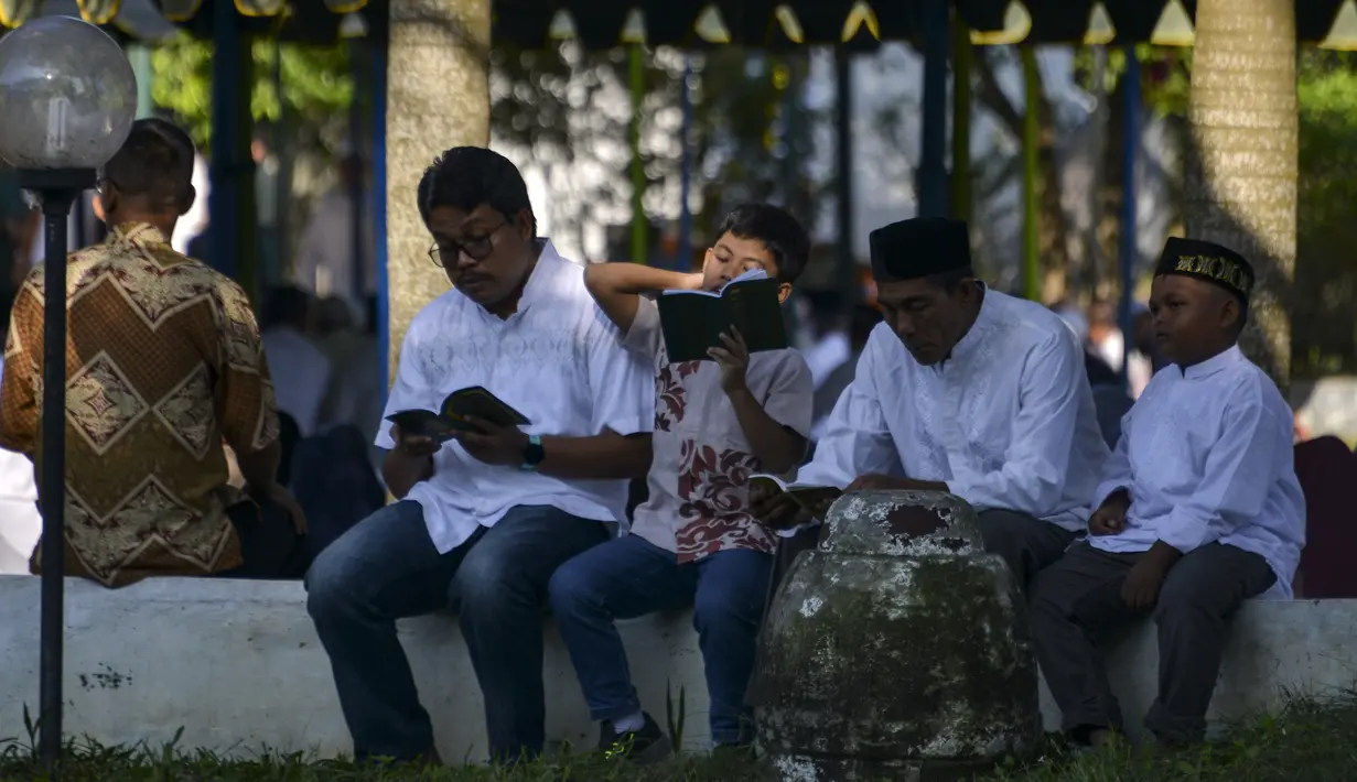 Warga berdoa saat memperingati 15 tahun musibah gempa dan tsunami di Kuburan Massal Siron, Aceh, Kamis (26/12/2019). Pada 26 Desember 2004, gempa magnitudo 9,3 memicu gelombang tsunami setinggi 30 meter dan menewaskan sekitar 170 ribu warga Aceh. (CHAIDEER MAHYUDDIN/AFP)