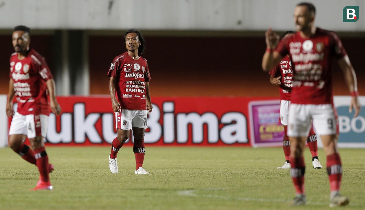 Gelandang Bali United, Hariono (tengah) memimpin rekan-rekannya di lapangan tengah saat menghadapi mantan klubnya, Persib Bandung dalam laga Grup D Piala Menpora 2021 di Stadion Maguwoharjo, Sleman. Rabu (24/3/2021). Bali United bermain Imbang 1-1 dengan Persib. (Bola.com/Arief Bagus)