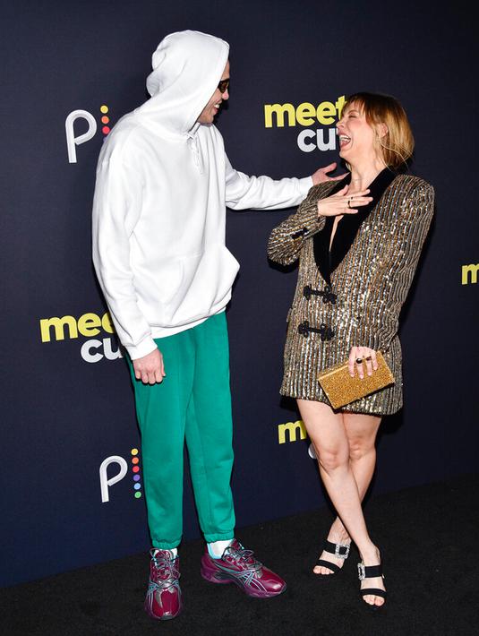 Pete Davidson (kiri) dan Kaley Cuoco menghadiri pemutaran perdana film 'Meet Cute' di Manhattan West Plaza, New York, Amerika Serikat, 20 September 2022. Komika berusia 28 tahun itu menghadiri pemutaran perdana film komedi romantis barunya, 'Meet Cute', bersama lawan mainnya, Kaley Cuoco. (Photo by Evan Agostini/Invision/AP)