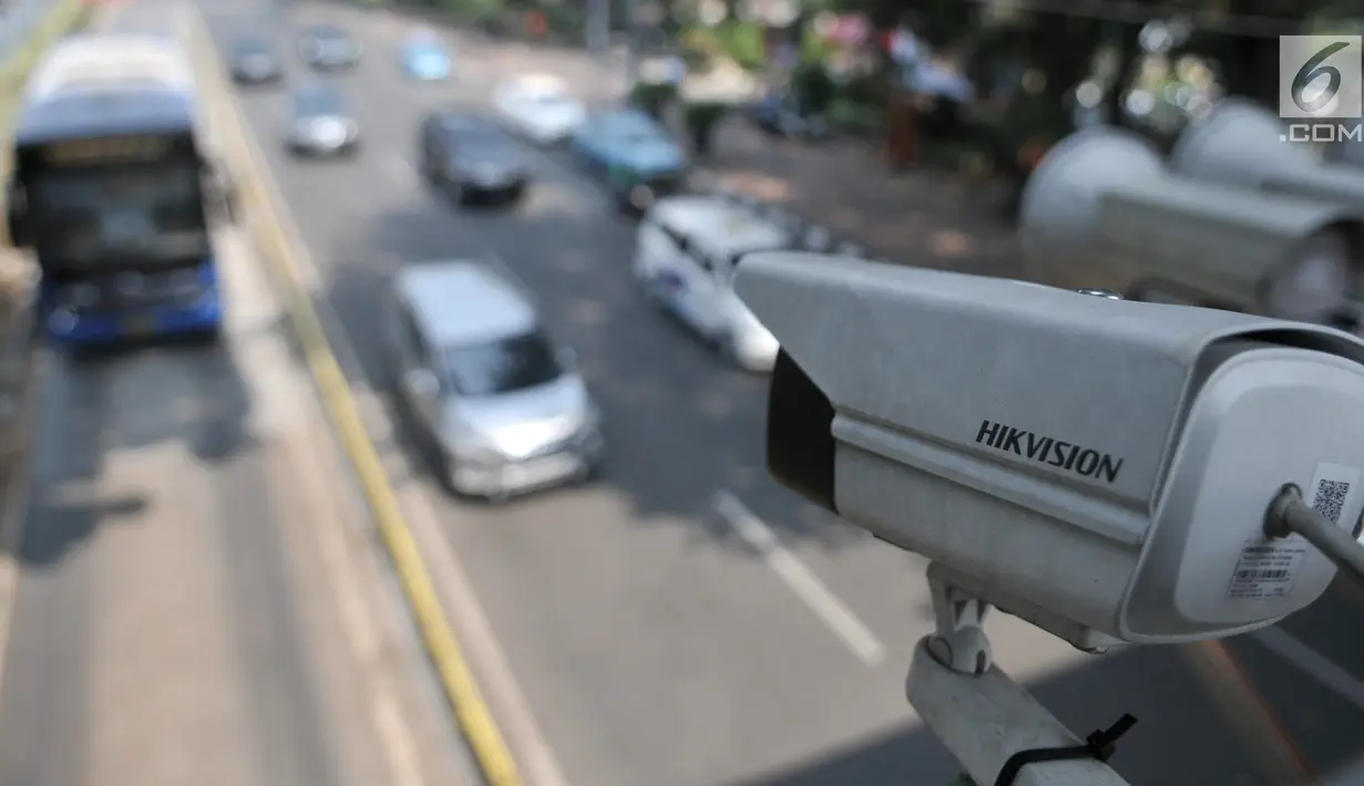 Kamera pengawas atau CCTV sistem Electronic Traffic Law Enforcement (ETLE) terpasang di JPO Jalan Medan Merdeka Barat, Jakarta, Senin (1/7/2019). Tilang elektronik mulai diberlakukan hari ini untuk mobil dan motor berpelat nomor B. (merdeka.com/Iqbal Nugroho)
