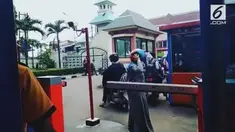Sebuah rekaman menunjukkan seorang wanita berusaha melerai pertengkaran 2 orang pria. Sayang, kepalanya malah pintu parkir otomatais.