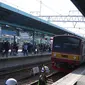 Penumpang tengah mengantri untuk menaiki Kereta Commuter Line di Manggarai, Jakarta, Rabu (9/8). Akibat pemberlakuan sistem pelat nomor ganjil-genap kendaraan yang dilakukan oleh pomprov DKI Jakarta, penumpang KRL meningkat. (Liputan6.com/Angga Yuniar)