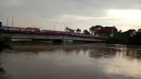 Sungai Cisadane meluap dan membanjiri pemukiman di bantaran serta beberapa akses jalan di Kota Tangerang. (Liputan6.com/Pramita Tristiawati)