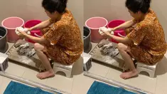 Sarwendah memiliki sisi sederhana yang tak mengenal rasa gengsi. Istri Ruben Onsu ini memilih mencuci baju sendiri dengan tangan. Kesederhanaan Sarwendah yang tak manja ini banjir pujian warganet. (Liputan6.com/IG/sarwendah29)
