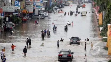 Suasana banjir yang melanda kawasan Kelapa Gading, Jakarta, Selasa (10/2/2015). Menurut Kadin DKI Jakarta, kerugian akibat banjir di Jakarta mencapai Rp 1,5 triliun tiap harinya.(Liputan6.com/Faizal Fanani)
