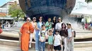 Enggak hanya bersama buah hati sendiri. Dalam liburannya ini ia turut ditemanioleh kerabat dan keluarga. Suasana liburan ke Singapura ini terlihat begitu meriah bersama anak-anak. Tampil simpel dengan kaos oblong putih, gaya Ririn Dwi Ariyanti menjadi sorotan. (Liputan6.com/IG/@ririndwiariyanti)