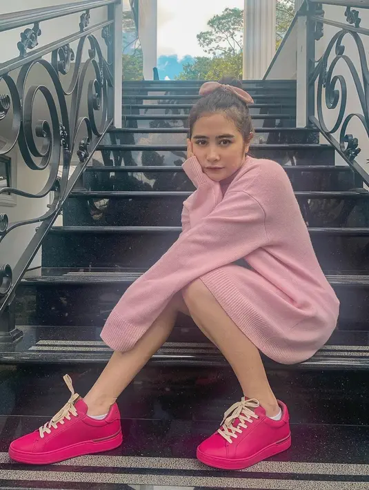 Dari ikat rambut, sweater oversize hingga sepatu, Prilly tampil imut dengan gaya serba merah muda. Menginjak usia 24 tahun, dirinya tampak semakin  imut dan cantik. (Liputan6.com/IG/@prillylatuconsina96)