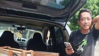 Ahmad Husein bersama mobil yang dibelinya tanpa kelengkapan dokumen resmi. (Liputan6.com/ Dok Ist)