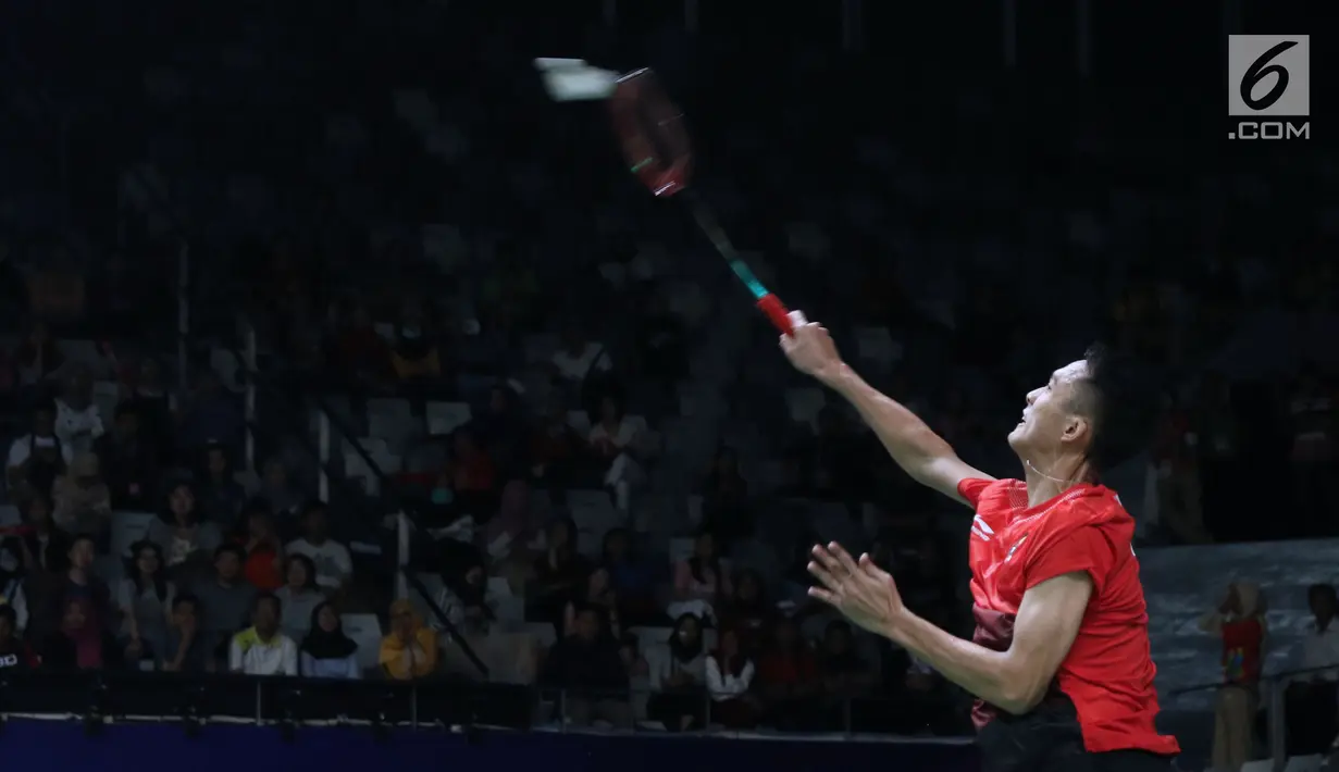 Tunggal putra Indonesia, Jonatan Christie melakukan smesh ke arah pemain India, Prannoy Haseena Sunil Kumar pada perempat final Bulutangkis Beregu Putra Asian Games 2018 di Jakarta, Senin (20/8). (Liputan6.com/Helmi Fithriansyah)