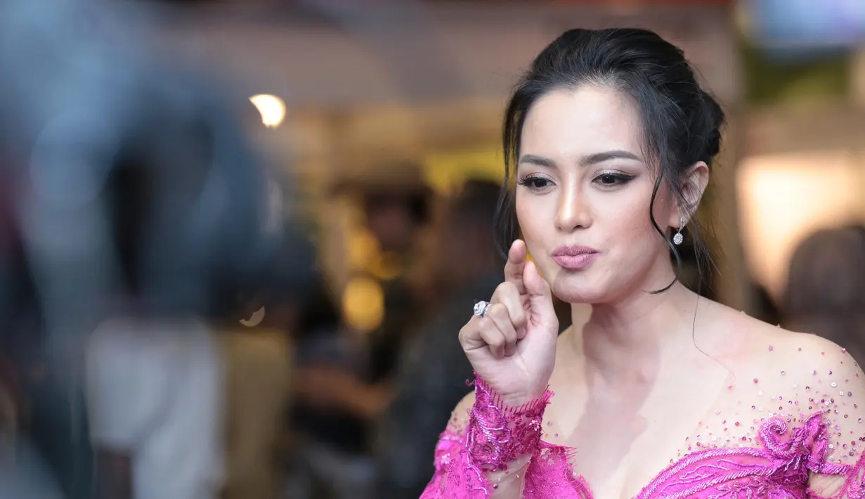 Hingga kini, ia masih sering merasakan kangen dengan Ferry yang telah memberikan seorang anak itu. Lantas apa yang dilakukan oleh perempuan 35 tahun itu saat kangen mendiang suami. (Adrian Putra/Bintang.com)